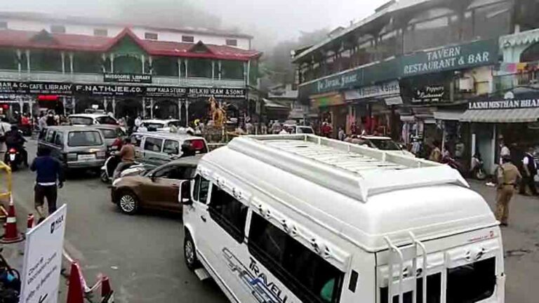 Uttarakhand: Nearly 8000 tourist vehicles in the Mussoorie route, Nainital sent back