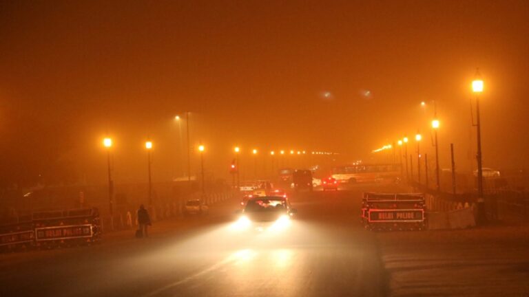 Fog Engulfs North India For the Fourth Day in a Row; Low Visibility Disrupts Traffic, Flights, Trains